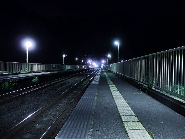 都市近郊の駅らしく、保津峡駅のホームは長い
