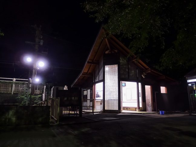 無人境にひっそりと佇む保津峡駅舎