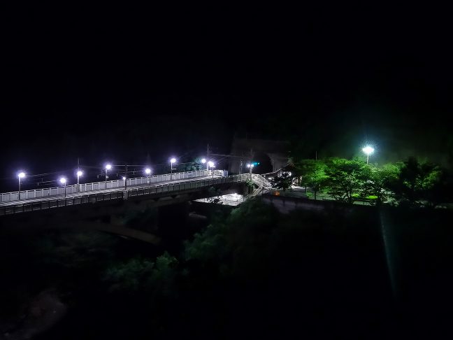 真っ暗な山中を保津峡駅の明かりが煌々と照らす