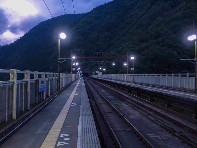 京都西山の嵐気の中で迎えた保津峡駅の黎明