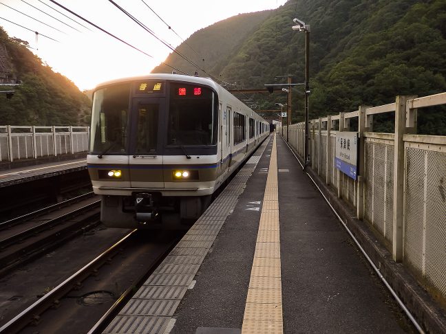 園部行きの普通列車で保津峡駅を後にする