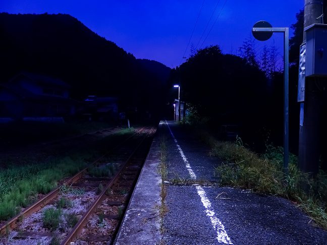 単行気動車のエンジン音が山峽に遠ざかる、駅には静けさだけが訪れる