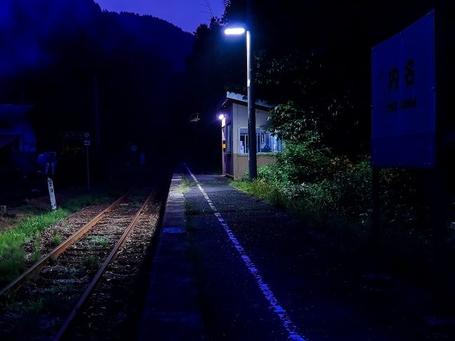 内名駅には駅舎はなく、ホームに待合室が1室あるのみ