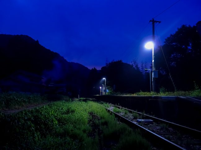 ホームの明かりに照らされる内名駅の孤影が旅情をそそる