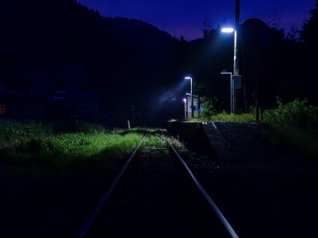 焚き火の煙がたなびき印象的な内名駅の夕暮れ