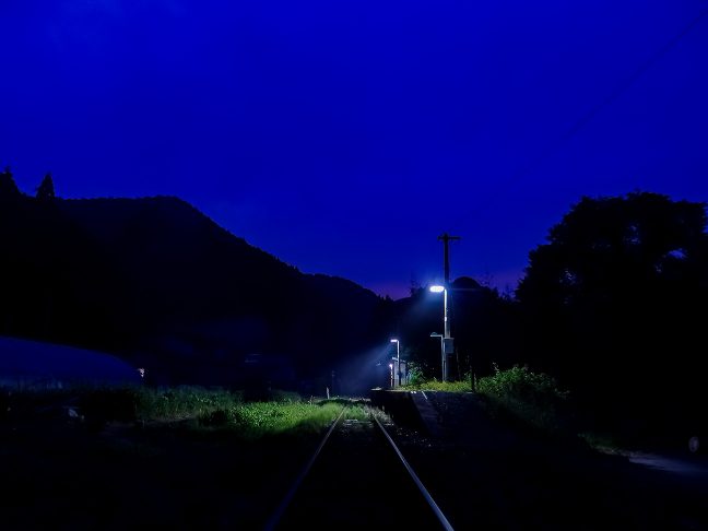 暮れなずむ内名駅の姿に独り見惚れる