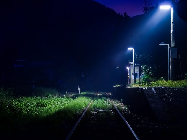 静寂の音さえ聞こえてきそうな内名駅の暮景