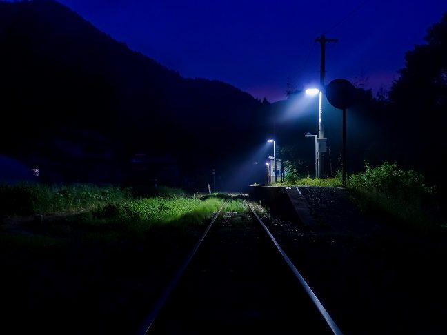 日没の名残が少しずつ消え、谷間に夜の帳が降りてくる