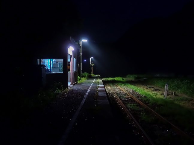 旅情駅のホームで一人佇み旅の余韻に浸る