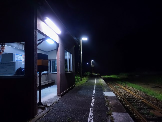 駅の待合室は開放式だが小綺麗に片付いていた