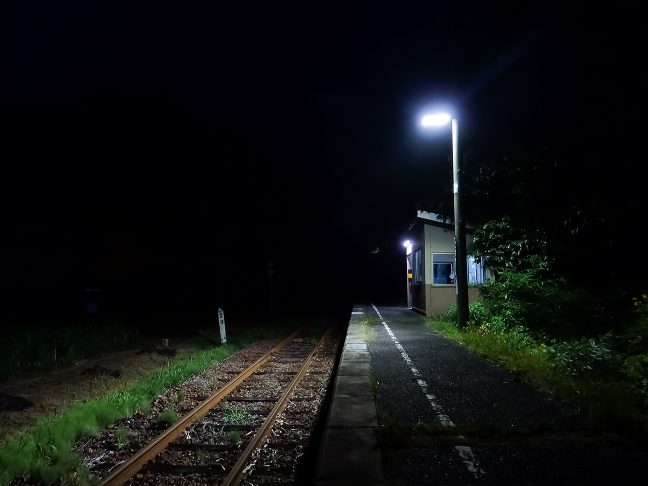 闇夜に吸い込まれていくような2条の鉄路
