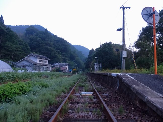 山の嵐気に包まれる早朝の内名駅