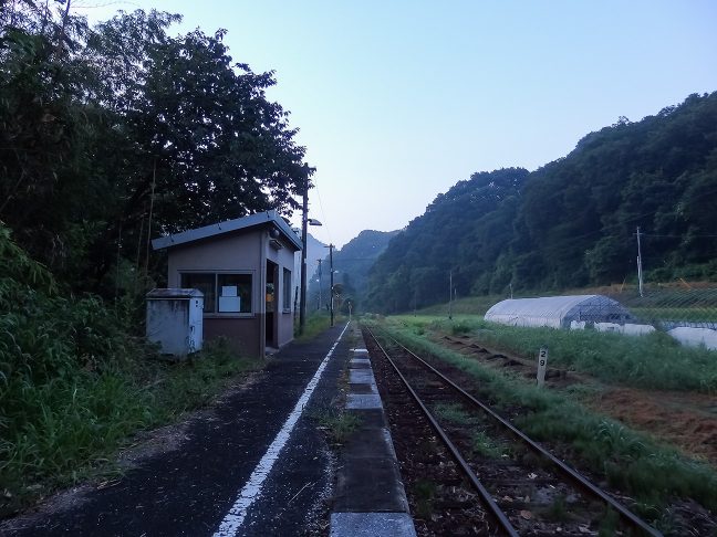 駅前は山林と畑に囲まれて長閑な雰囲気