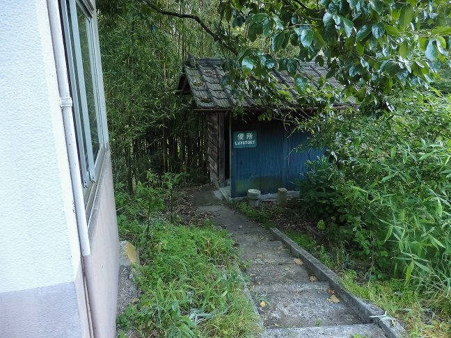厠という表現が似つかわしい便所が残っている