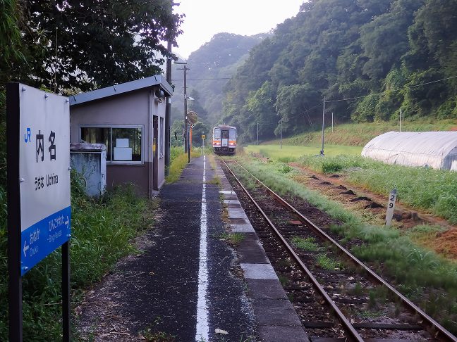 一日三往復の単行気動車に乗って内名駅を旅立つ