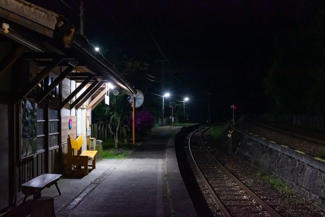 郷愁に満ちた駅のホームで一人静かなひと時を過ごす