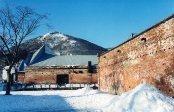 函館赤レンガ倉庫群と函館山（北海道：2001年1月）