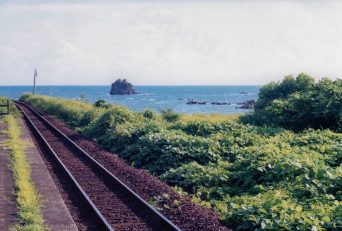 JR氷見線・越中国分駅（富山県：2001年8月）