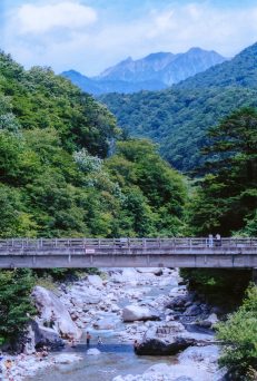 蒲田川付近から望む槍ヶ岳（岐阜県：2001年8月）