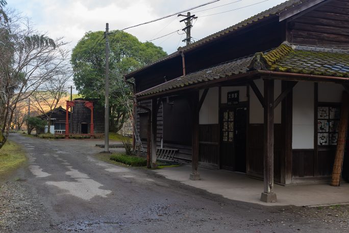 苔むした屋根瓦が歴史を物語る大畑駅舎