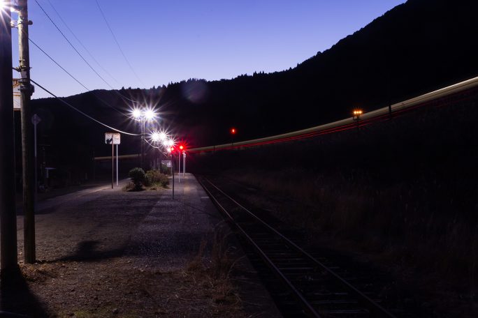 吉松駅に下る列車が光陰となって引上線に入っていった