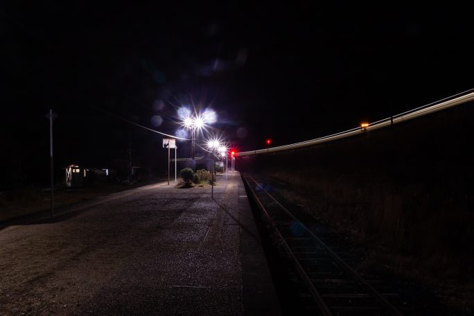 ヘッドライトの光陰を残して峠越えに旅立っていった普通列車