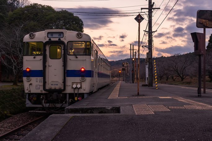 暮色の旅情駅にはテールライトが似合う