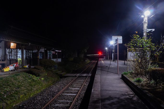 吉松駅に向かう最終列車が、軌跡となってループ線に消えていった