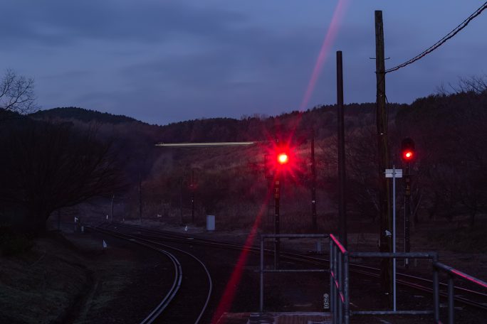 まだ明けぬ中、人吉駅に向かう始発列車が、彼方の丘に姿を見せた