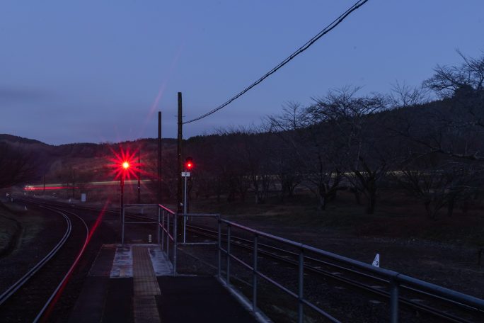 ループ線を下り、引上線に入っていく始発列車の光陰