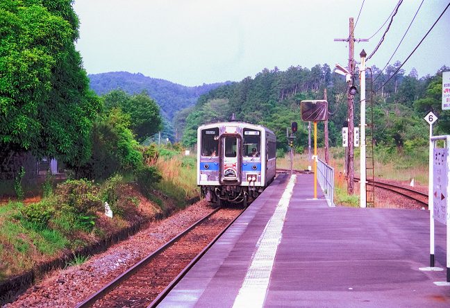 早朝の大畑駅に到着した始発列車