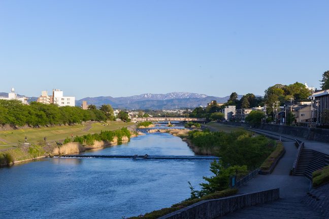犀川河畔(石川県:2021年4月)