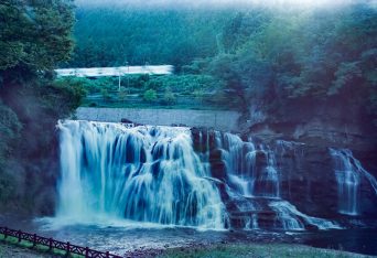 JR烏山線・滝駅付近・龍門の滝（栃木県：2001年8月）