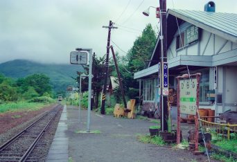 JR函館本線・比羅夫駅（北海道：2001年8月）