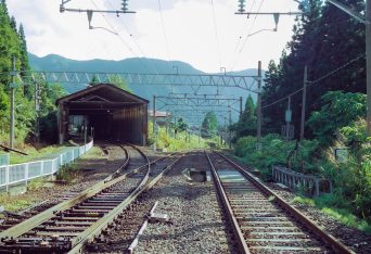 JR奥羽本線・板谷駅（山形県：2001年8月）