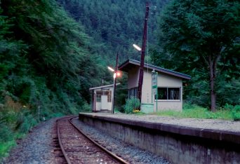 JR岩泉線・岩手大川駅（岩手県：2001年8月）