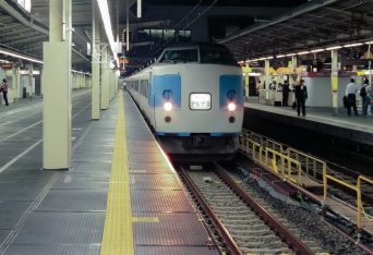 JR中央本線・新宿駅・夜行急行「アルプス」（東京都：2001年8月）