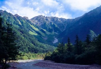 上高地から望む梓川と岳沢・奥穂高岳（長野県：2001年8月）