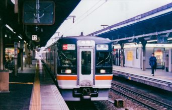 JR関西本線・名古屋駅・急行「かすが」（愛知県：2001年9月）