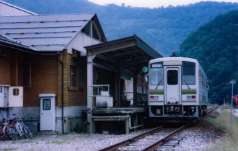 JR越美北線・九頭竜湖駅（福井県：2001年10月）