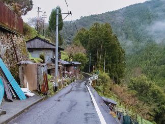 奈良県道735号線・引牛越・小壁集落（奈良県：2002年3月）