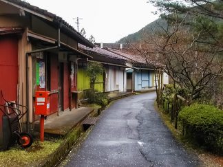 奈良県道228号線・宮ノ平集落（奈良県：2002年3月）