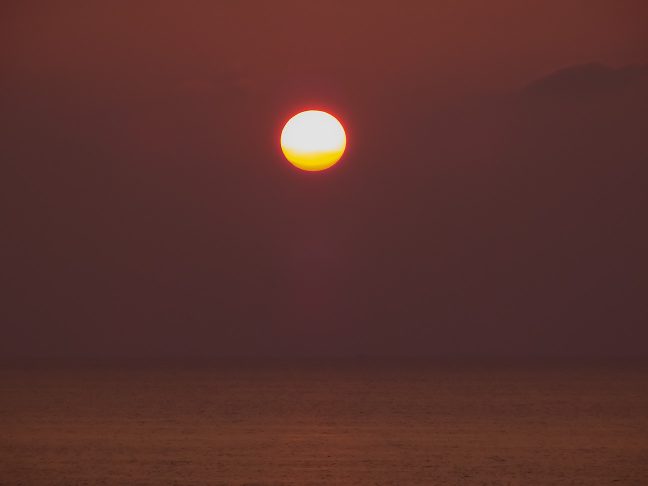 誰も居ない駅前の海岸で沈みゆく夕日を眺めた