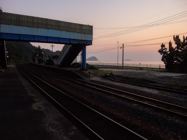 宇田郷駅のホームからも日本海が間近に眺められる