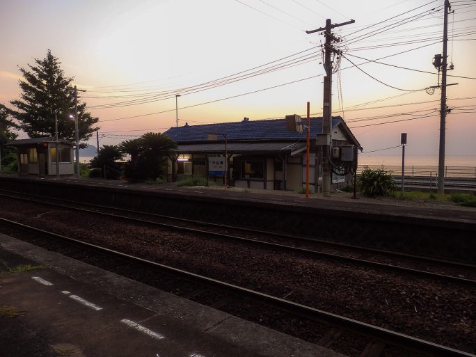 夕日を受けて静かに佇む木造の駅舎が好ましかった