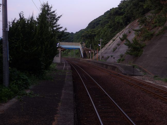 跨線橋で上下線ホームが結ばれていた2015年当時の宇田郷駅
