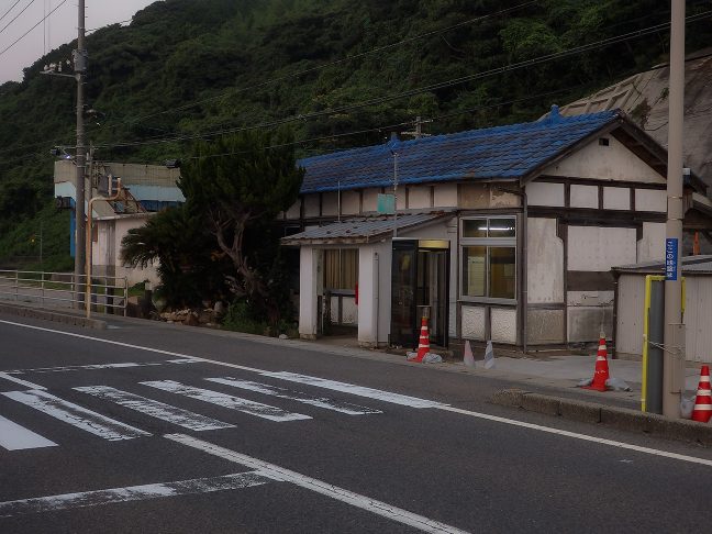 駅は直ぐに道路に面しており、駅前広場などは無かった