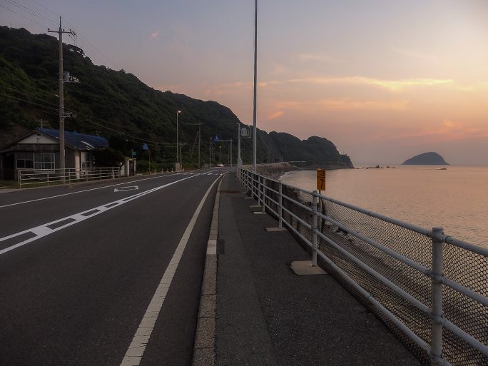 駅前には、交通量の少ない国道と、見渡す限りの日本海が広がる