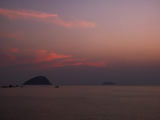 駅の西方の日本海には姫島(左)と宇田島(右)が浮かぶ