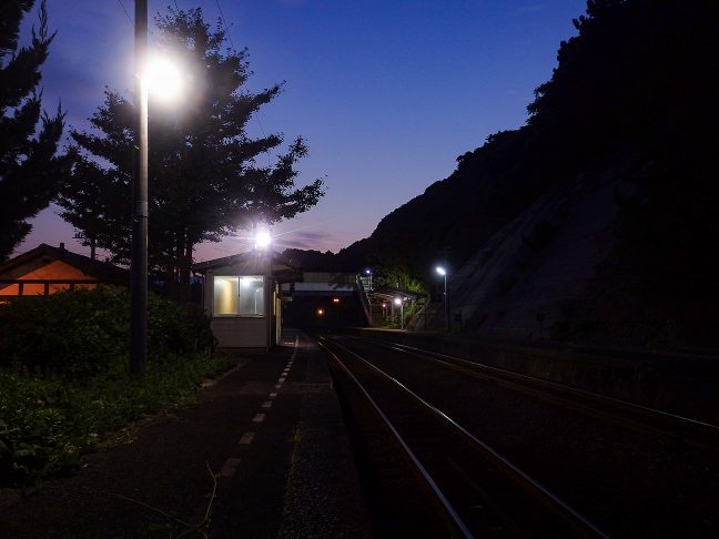 白々と明けてゆく宇田郷駅